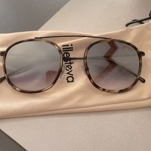 Illesteva Mykonos Sunglasses 😎